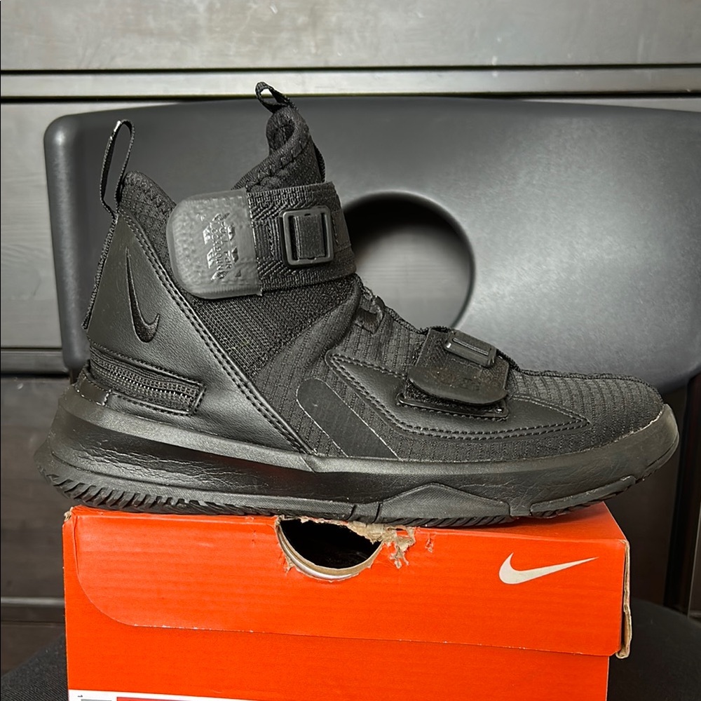 LeBron Soldier XIII Flyease GS NIKE